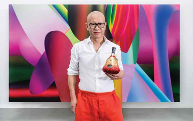 Liu Wei con una botella de Hennessy XO y su diseño detrás