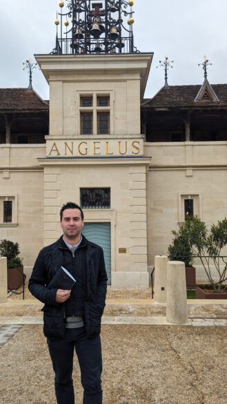 Nacho Civera en la fachada de la bodega Château Angelus, con sus características campanas en la parte superior.