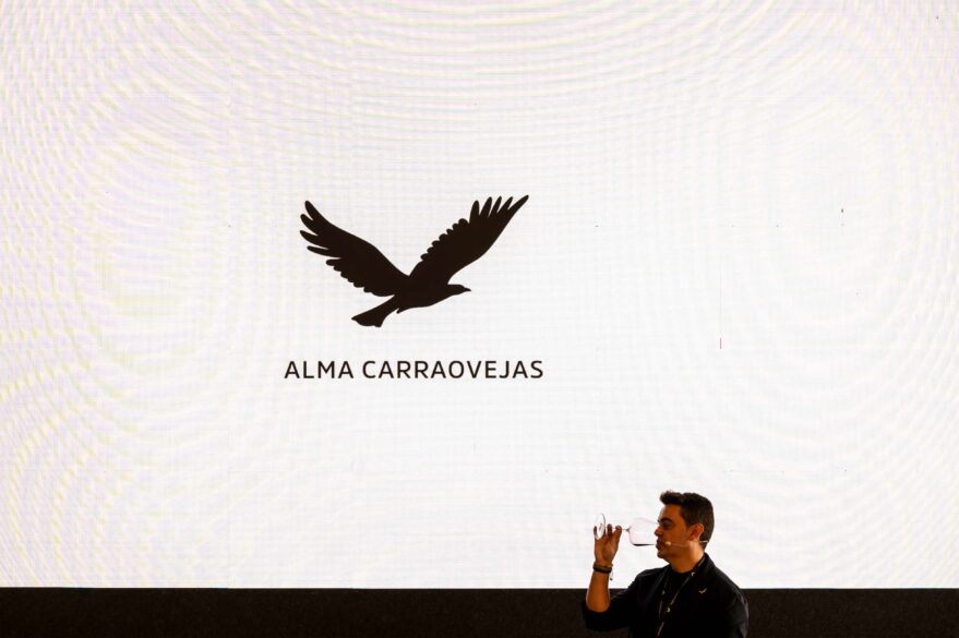 El CEO de Alma Carraovejas, Pedro Ruiz, junto al nuevo logotipo del grupo