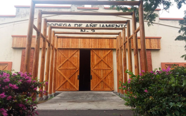 Detalle de la puerta de la destilería