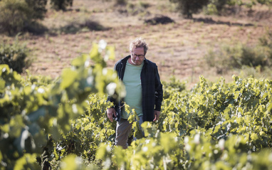 El elaborador francés Bertrand Sourdais entre viñas